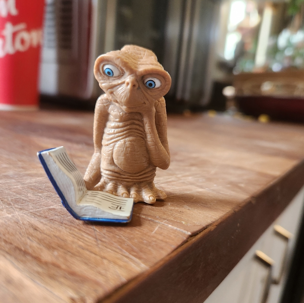 E.T. 2002 universal studios 1.5 inch pvc figure